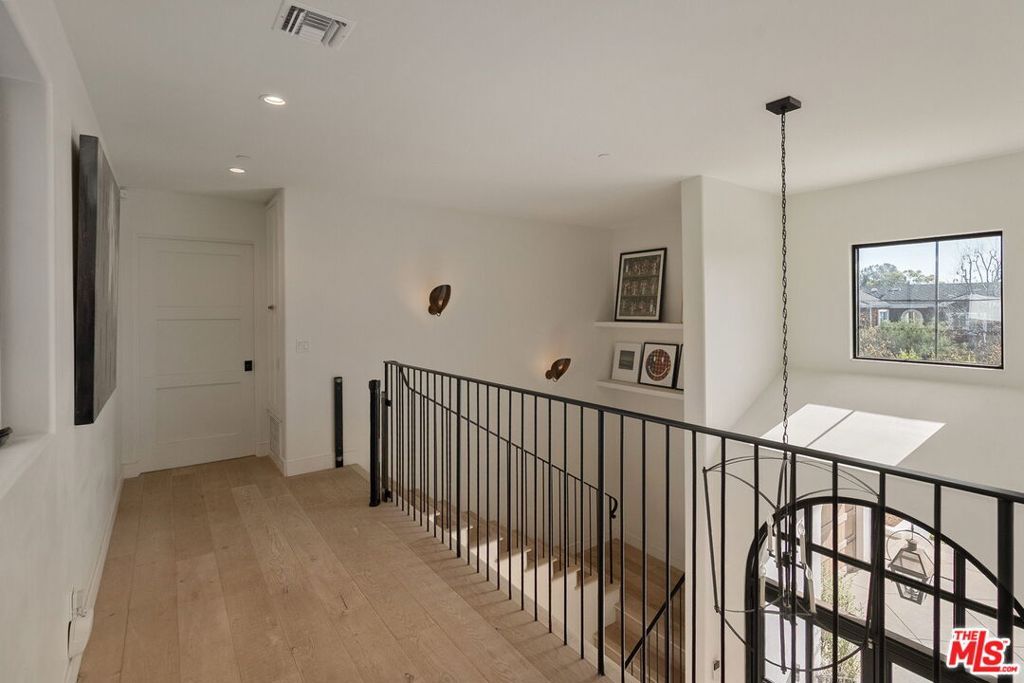 Image 14 of property listing at 131 S Saltair Avenue, Los Angeles, CA 90049