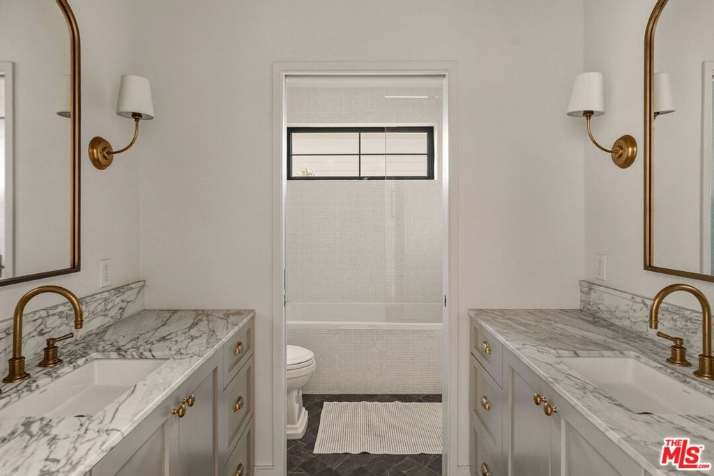 Image 17 of property listing at 131 S Saltair Avenue, Los Angeles, CA 90049