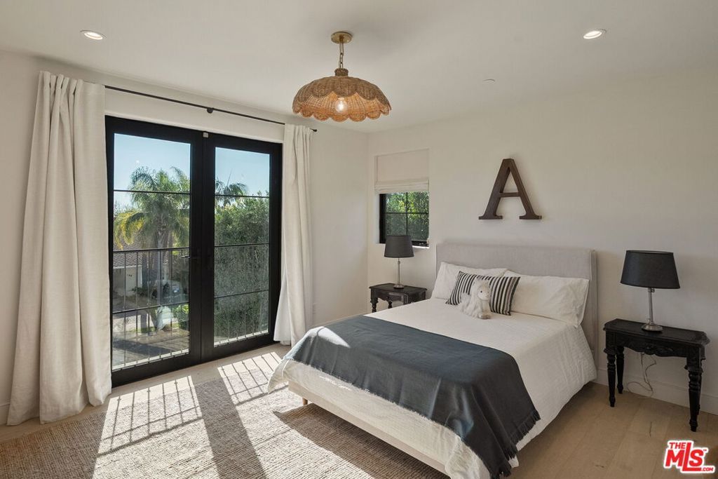 Image 18 of property listing at 131 S Saltair Avenue, Los Angeles, CA 90049