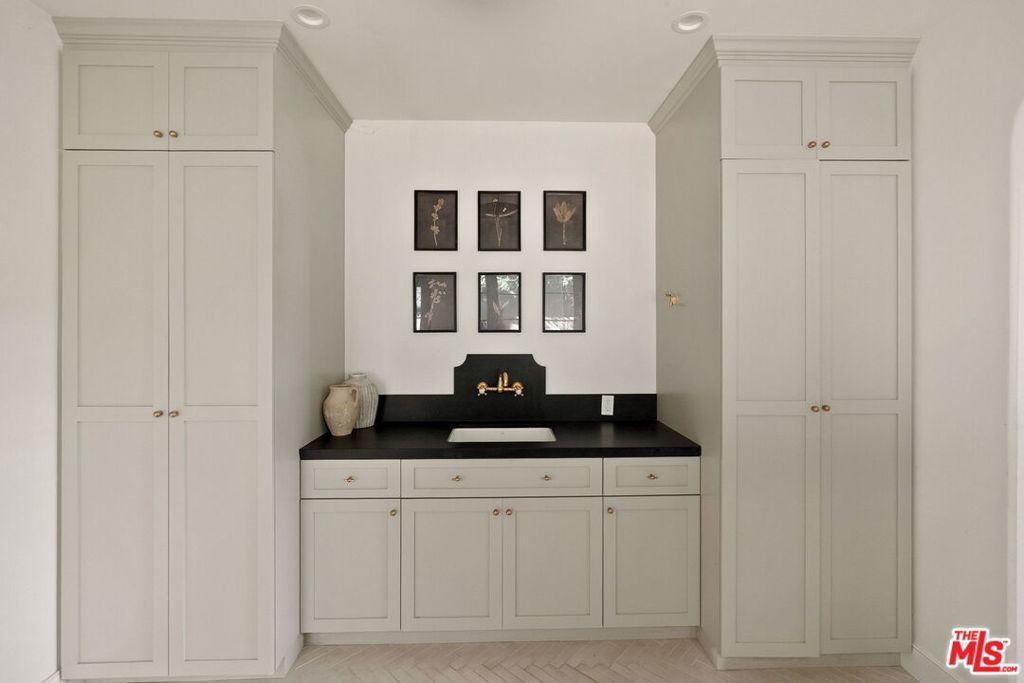 Image 19 of property listing at 131 S Saltair Avenue, Los Angeles, CA 90049