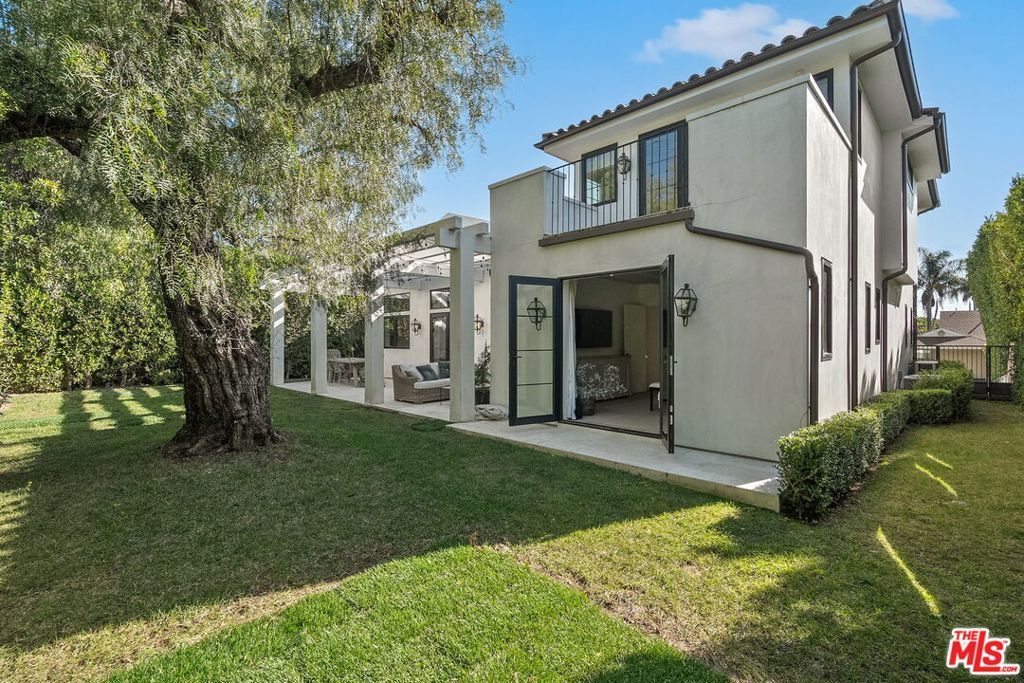 Image 22 of property listing at 131 S Saltair Avenue, Los Angeles, CA 90049