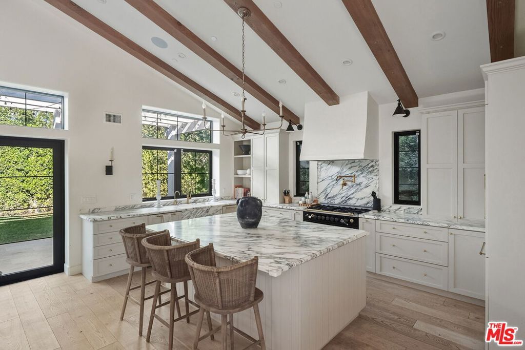 Image 4 of property listing at 131 S Saltair Avenue, Los Angeles, CA 90049