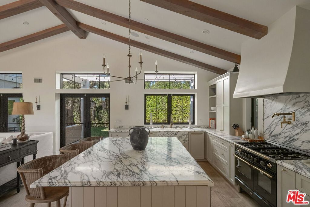 Image 5 of property listing at 131 S Saltair Avenue, Los Angeles, CA 90049