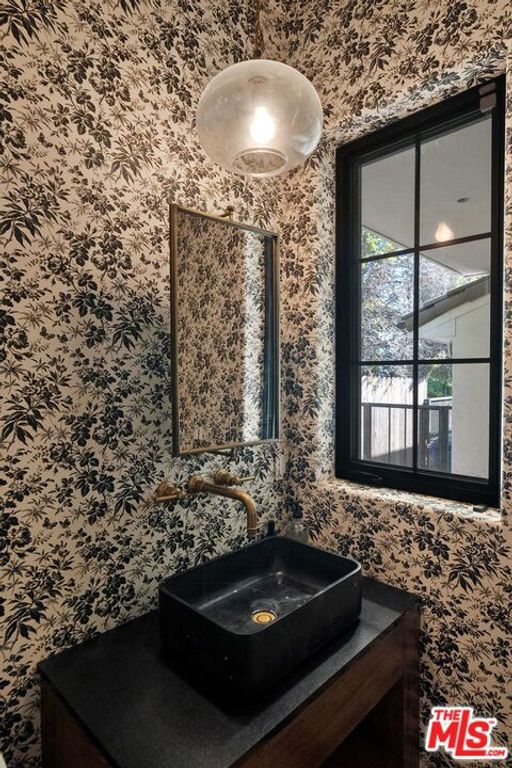 Image 8 of property listing at 131 S Saltair Avenue, Los Angeles, CA 90049