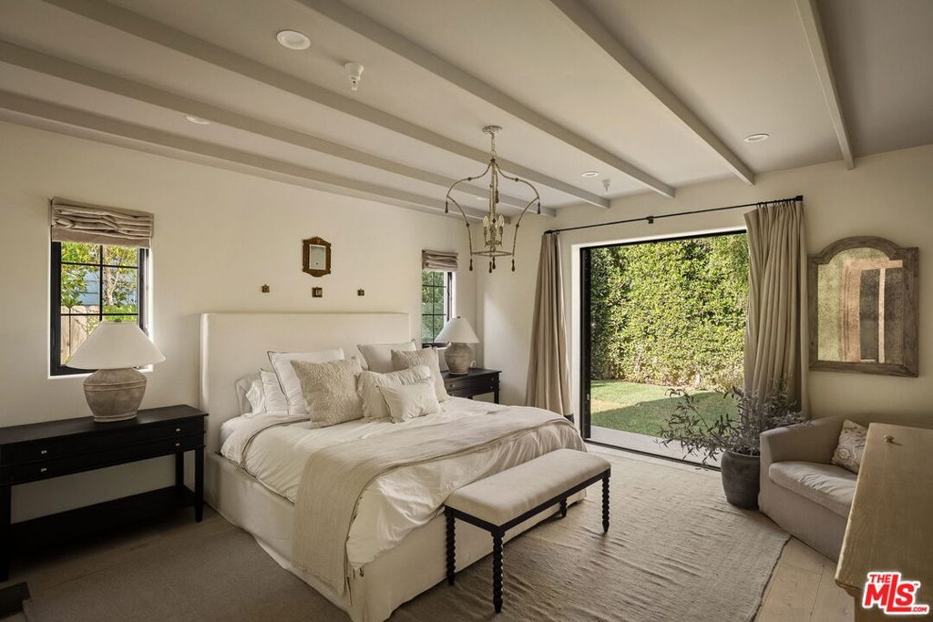 Image 9 of property listing at 131 S Saltair Avenue, Los Angeles, CA 90049