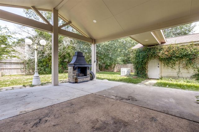 515 Brompton Lane, Highlands, TX 77562
