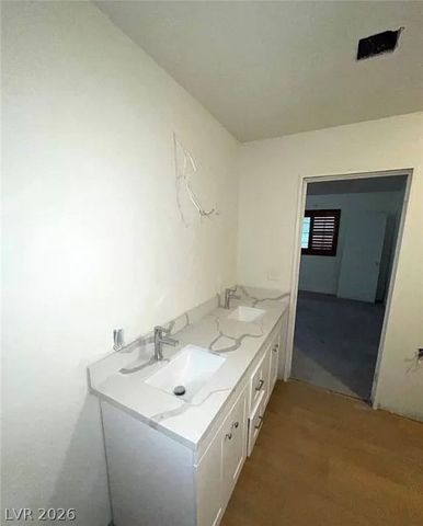 7664 Angel Crest Circle, Las Vegas, NV 89117