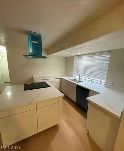7664 Angel Crest Circle, Las Vegas, NV 89117
