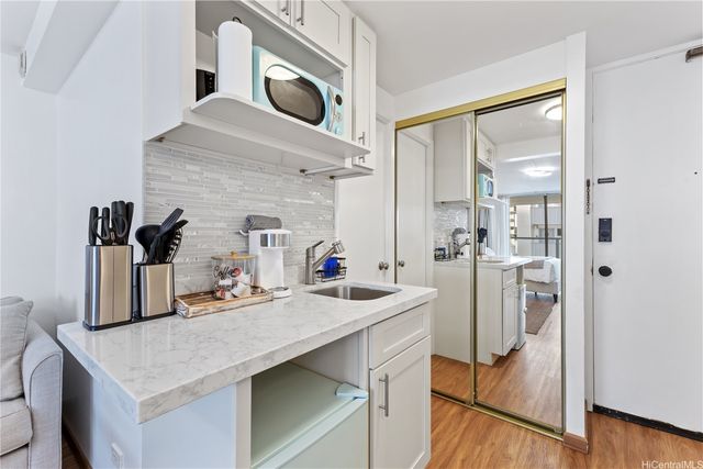 445 Seaside Avenue 705, Honolulu, HI 96815