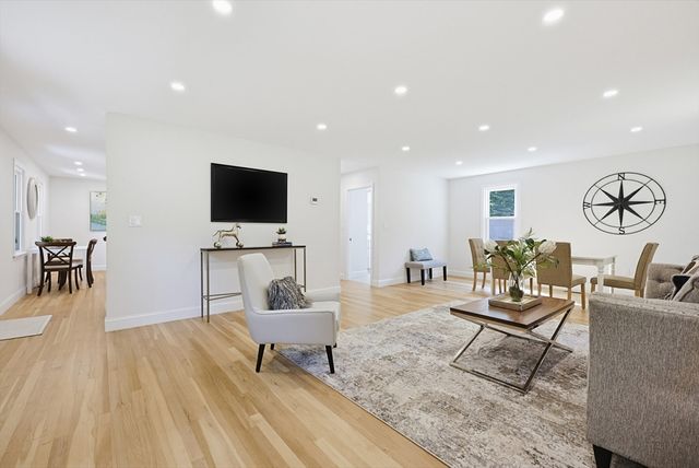 8 Cook Rd, Foxboro, MA 02035