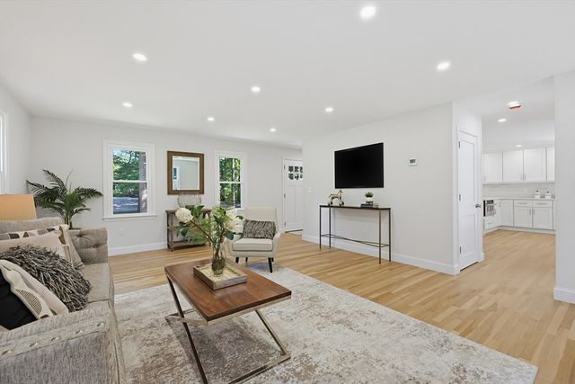 8 Cook Rd, Foxboro, MA 02035