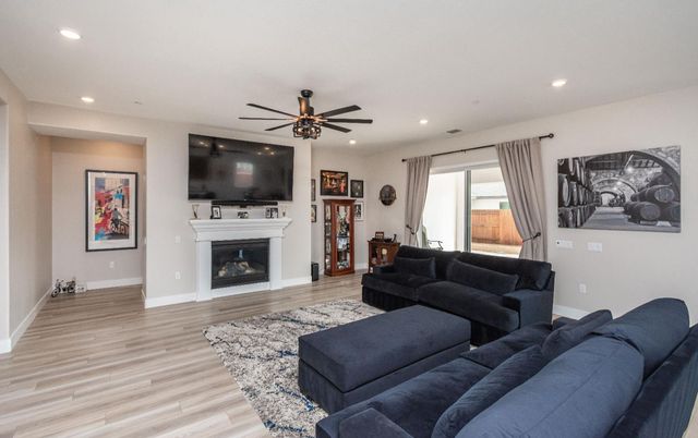 8471 Tulip Ct, Roseville, CA 95747
