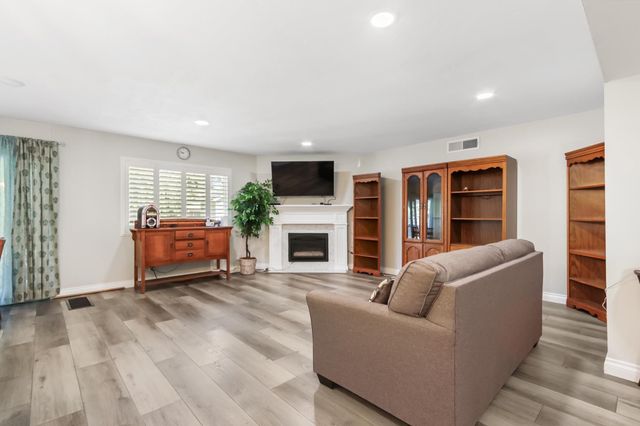 7523 OakCreek Dr, Stockton, CA 95207
