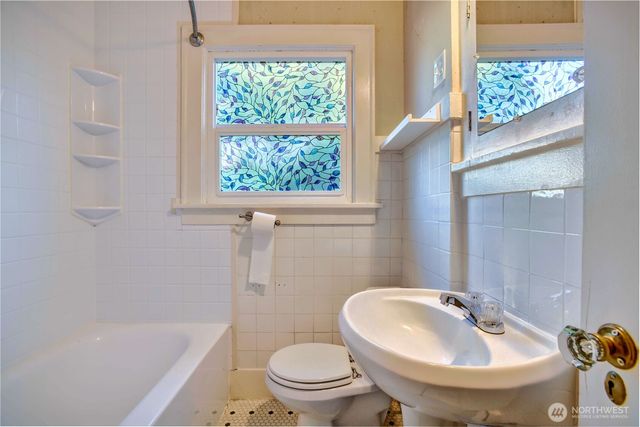 7822 NE Lake City Way NE, Seattle, WA 98115