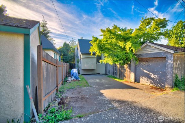 7822 NE Lake City Way NE, Seattle, WA 98115