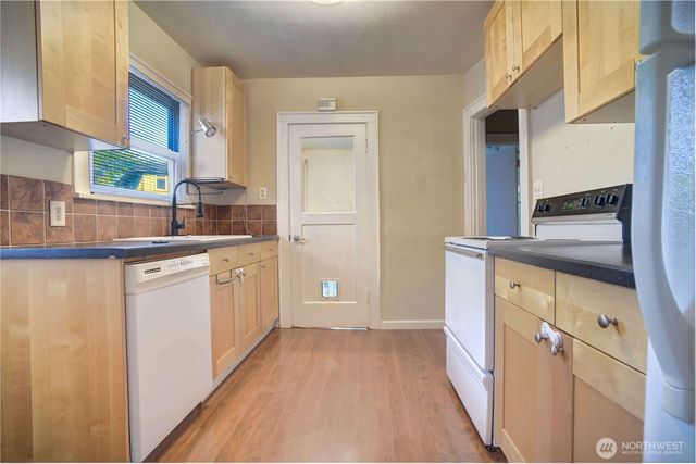 7822 NE Lake City Way NE, Seattle, WA 98115