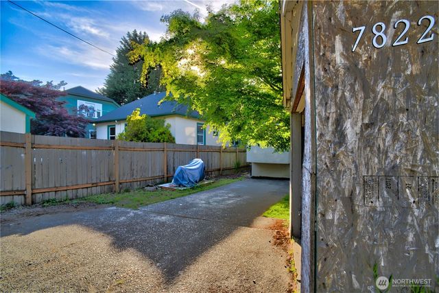7822 NE Lake City Way NE, Seattle, WA 98115