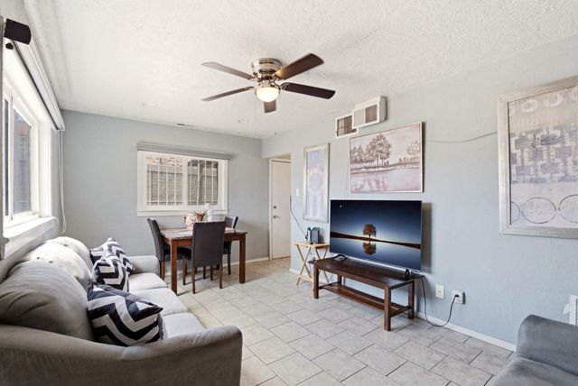 2201 7th Street NW, Albuquerque, NM 87102
