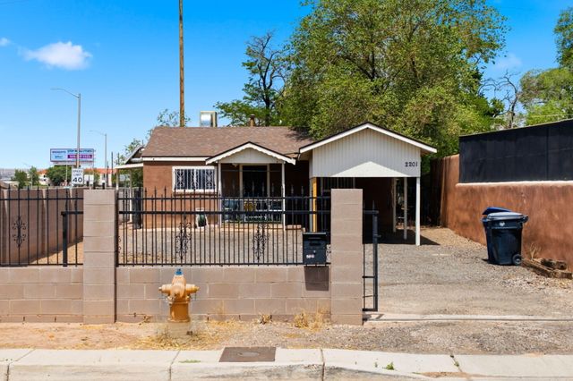 2201 7th Street NW, Albuquerque, NM 87102