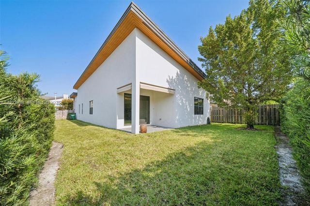 7635 NW 103rd Pl, Doral, FL 33178
