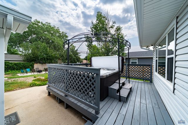 1614 SPACE AVE, Rapid City, SD 57701