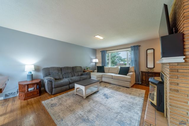 1614 SPACE AVE, Rapid City, SD 57701