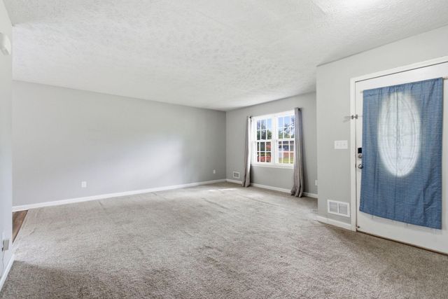 9906 Chapel Hill Road, Louisville, KY 40229