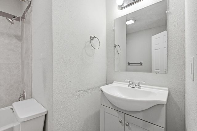 9906 Chapel Hill Road, Louisville, KY 40229