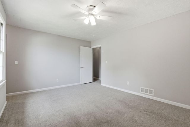 9906 Chapel Hill Road, Louisville, KY 40229