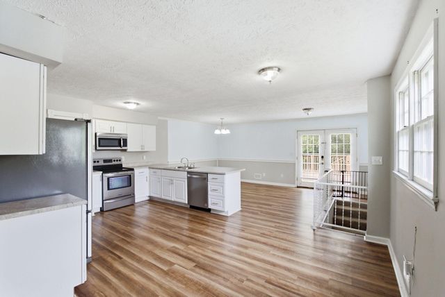 9906 Chapel Hill Road, Louisville, KY 40229