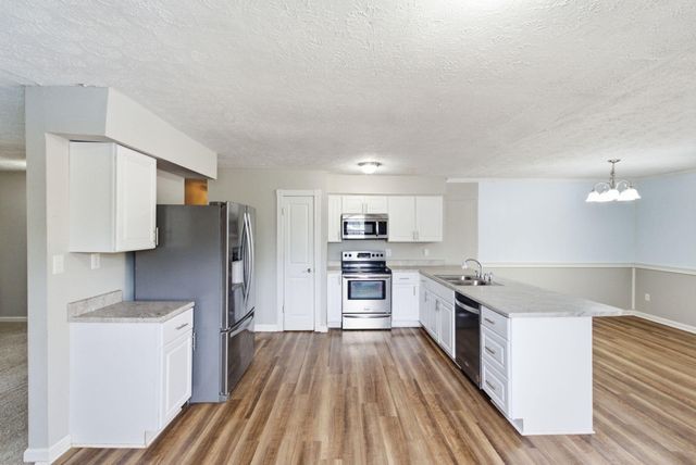 9906 Chapel Hill Road, Louisville, KY 40229