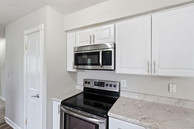 9906 Chapel Hill Road, Louisville, KY 40229
