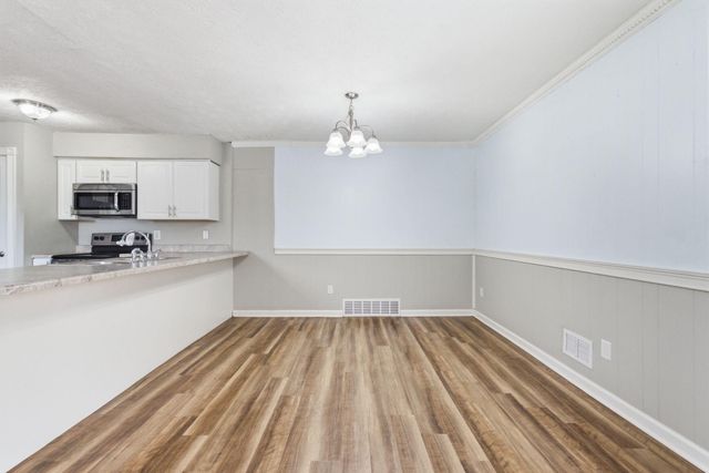 9906 Chapel Hill Road, Louisville, KY 40229