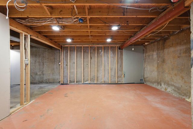 9906 Chapel Hill Road, Louisville, KY 40229