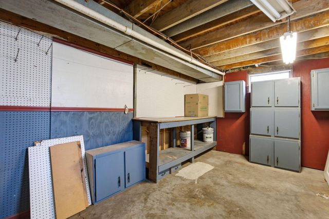 9906 Chapel Hill Road, Louisville, KY 40229