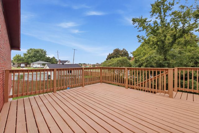 9906 Chapel Hill Road, Louisville, KY 40229