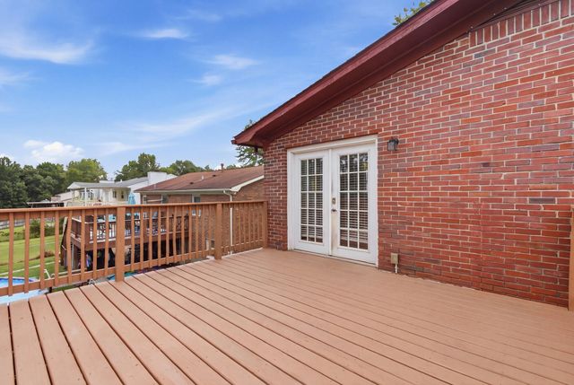 9906 Chapel Hill Road, Louisville, KY 40229
