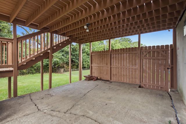 9906 Chapel Hill Road, Louisville, KY 40229