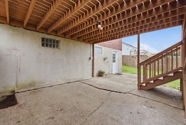 9906 Chapel Hill Road, Louisville, KY 40229