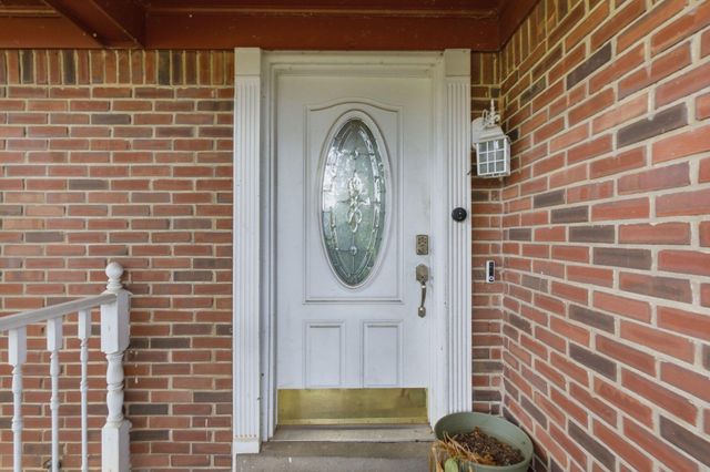 9906 Chapel Hill Road, Louisville, KY 40229