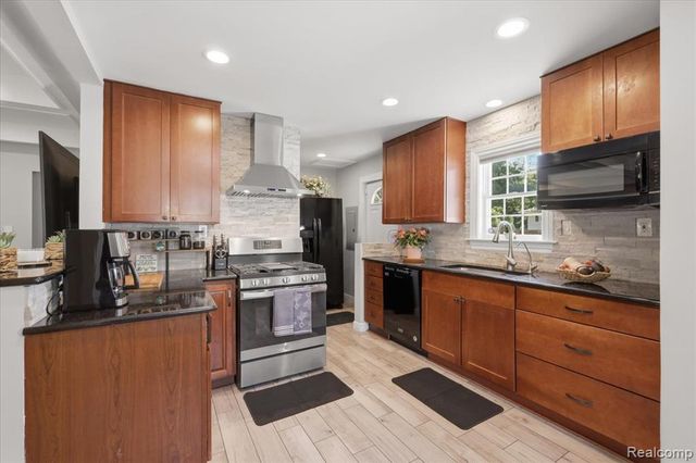 5685 Crescent Road, Waterford, MI 48327