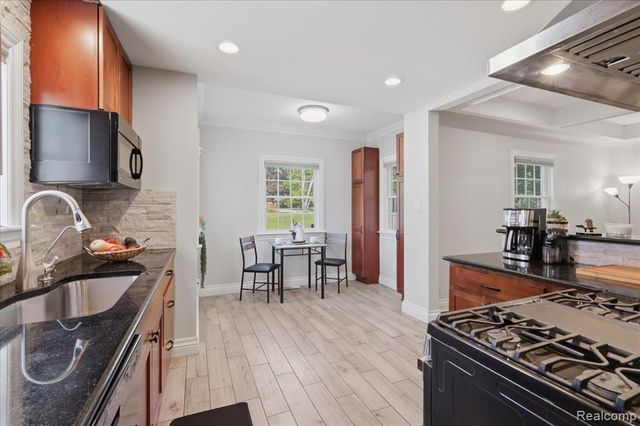 5685 Crescent Road, Waterford, MI 48327