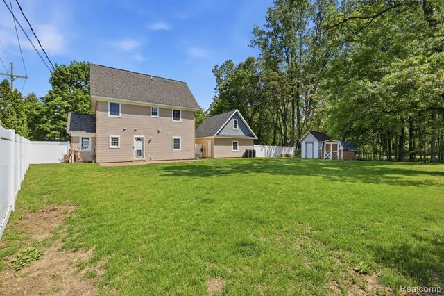 5685 Crescent Road, Waterford, MI 48327