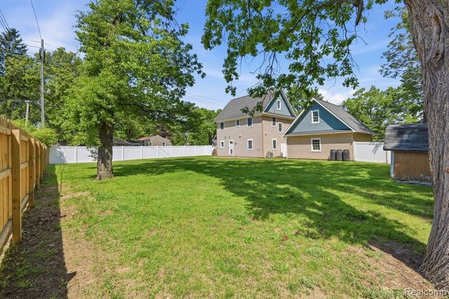 5685 Crescent Road, Waterford, MI 48327