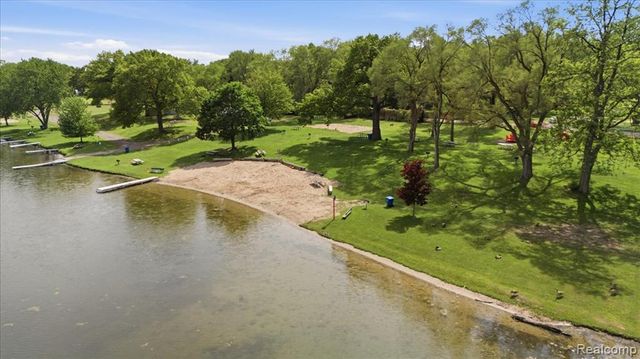 5685 Crescent Road, Waterford, MI 48327