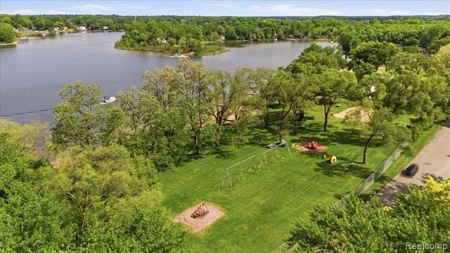 5685 Crescent Road, Waterford, MI 48327