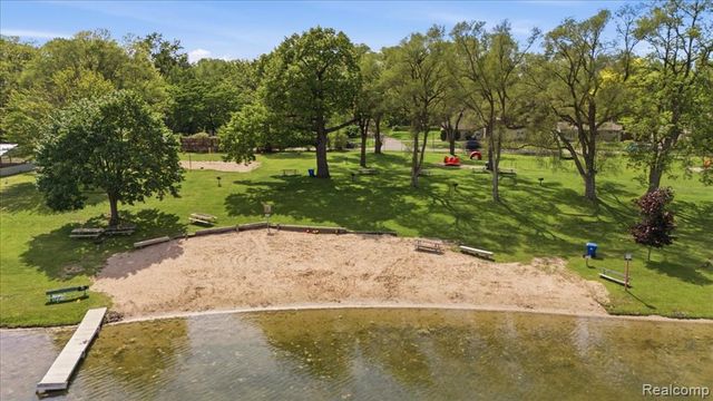 5685 Crescent Road, Waterford, MI 48327
