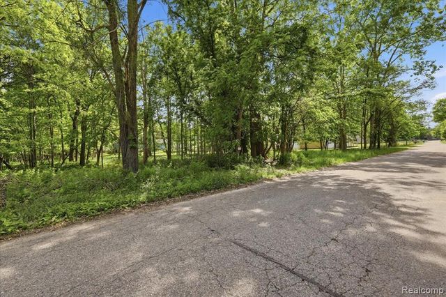 5685 Crescent Road, Waterford, MI 48327