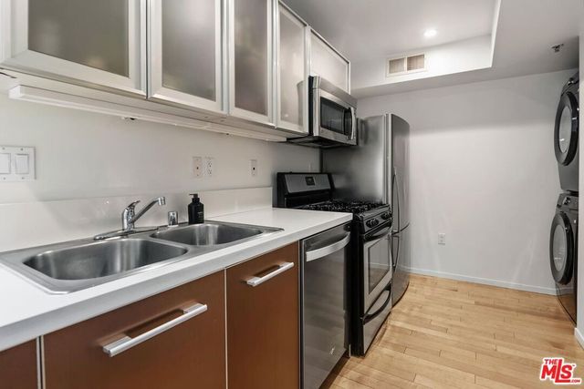5806 Waring Avenue 14, Los Angeles, CA 90038