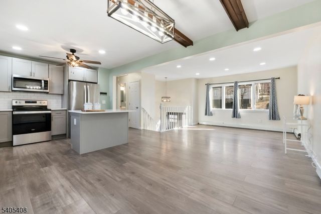 12 Hobart Trl, Hopatcong Boro, NJ 07843